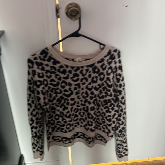 A sweater cheetah print size small - Picture 2 of 3